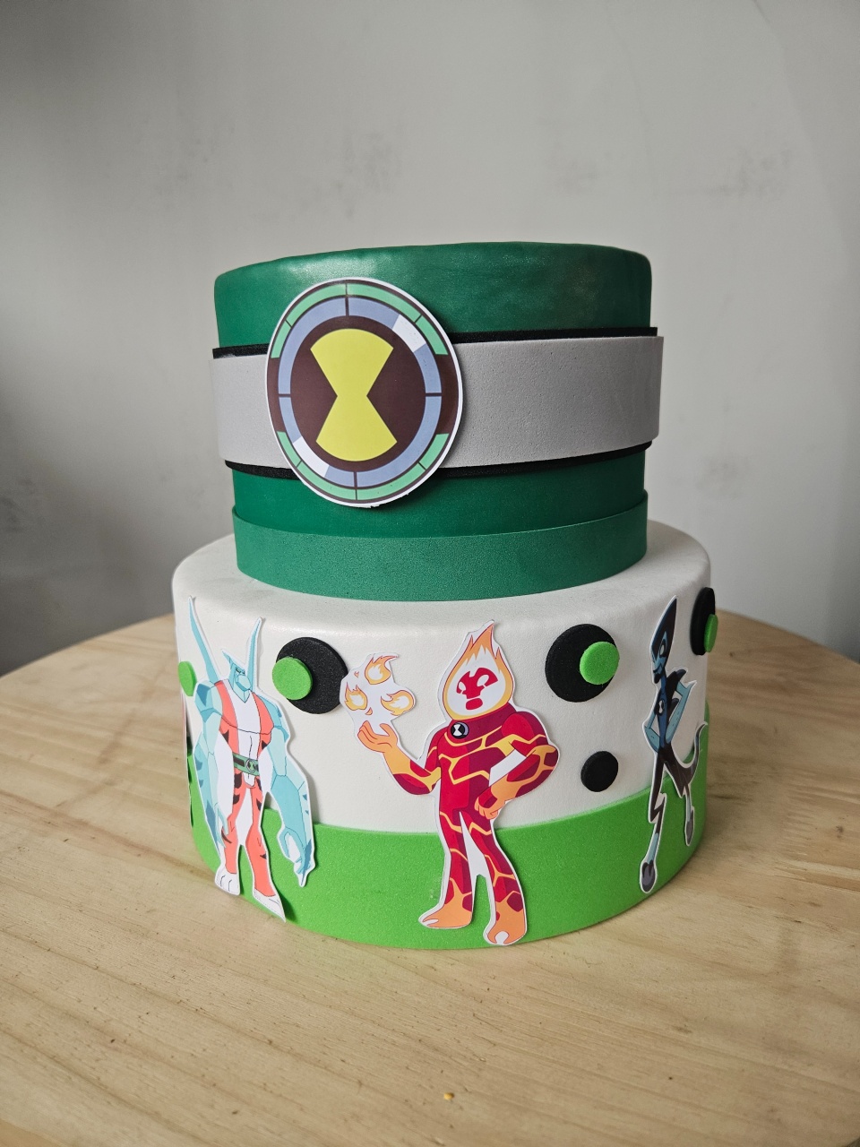 Bolo 2 Camadas Branco Verde Tema Ben 10 - feste_se_peguemonte