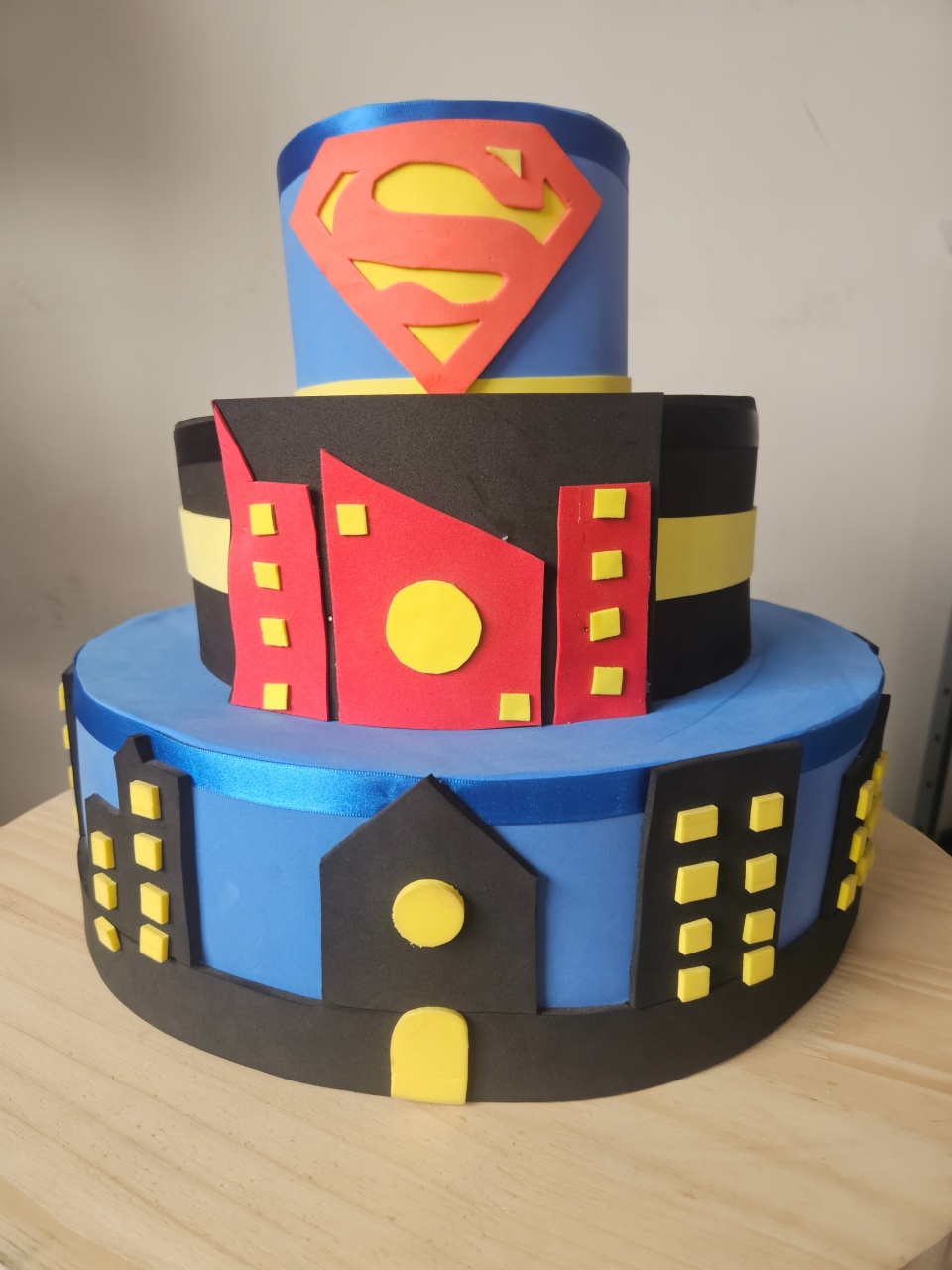 Bolo 3 Camadas Super Homem@ - feste_se_peguemonte