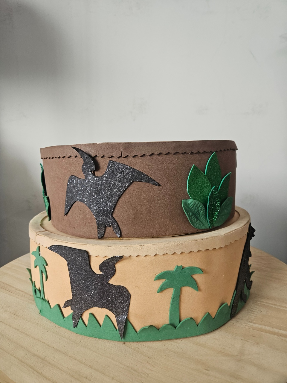 Bolo 2 Camadas  Tema Dinossauros - feste_se_peguemonte