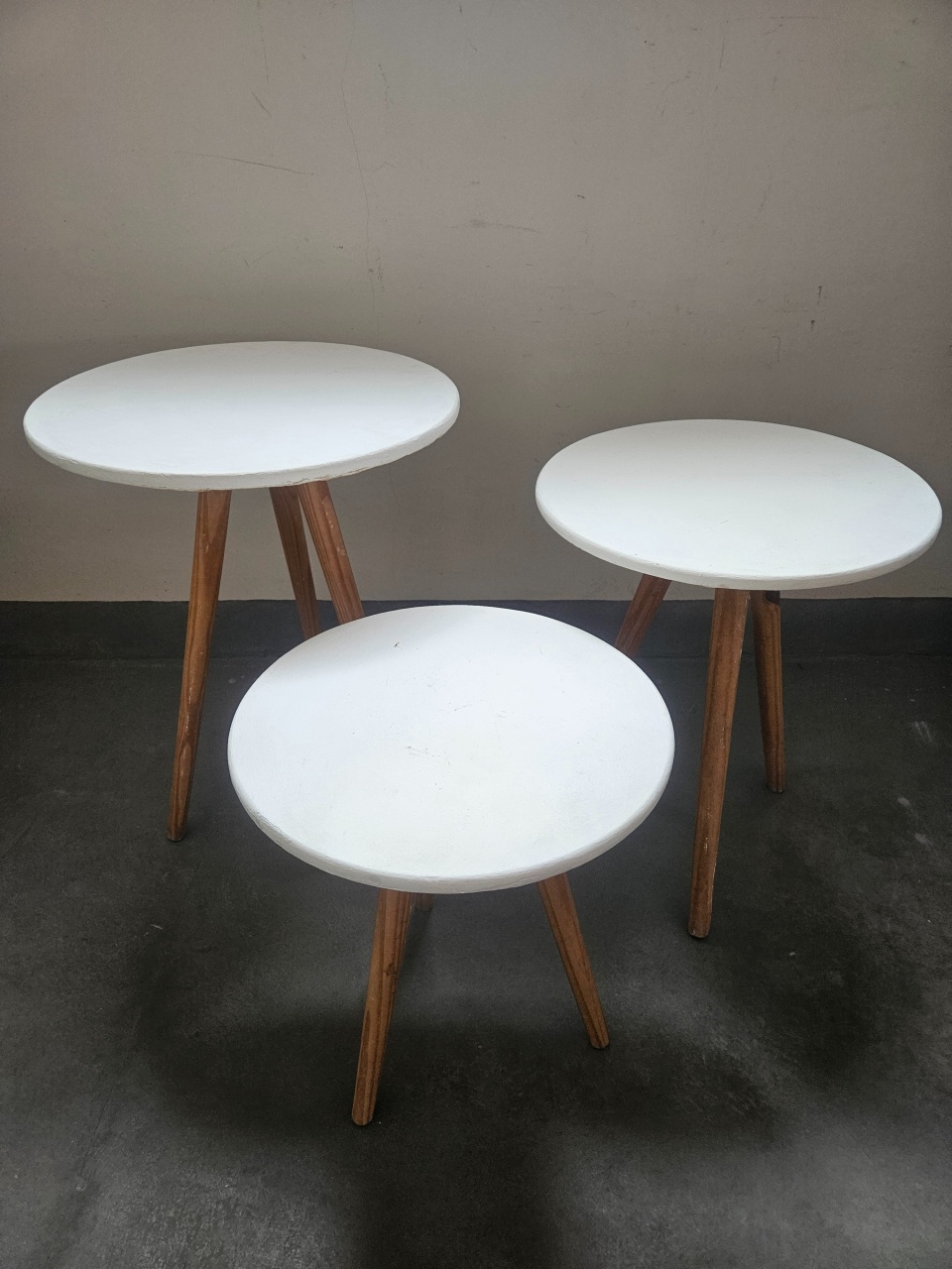 Mesa de Apoio Branca Com Pés Palito P 50Cm Altura  - feste_se_peguemonte