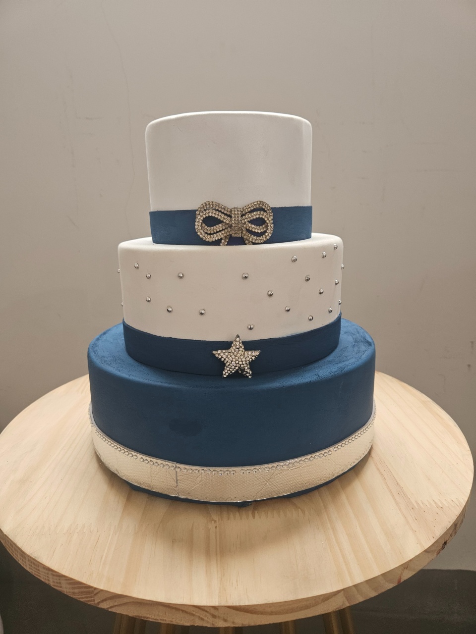 Bolo 3 Camadas Branco E Azul Detalhe: Strass (15Anos) - feste_se_peguemonte