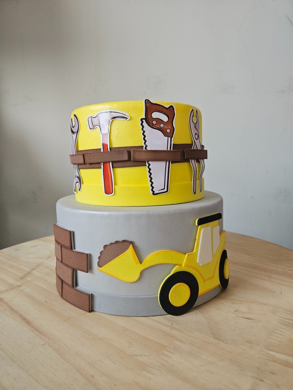 Bolo 2 Camadas Cinza E Amarelo Construtor - feste_se_peguemonte