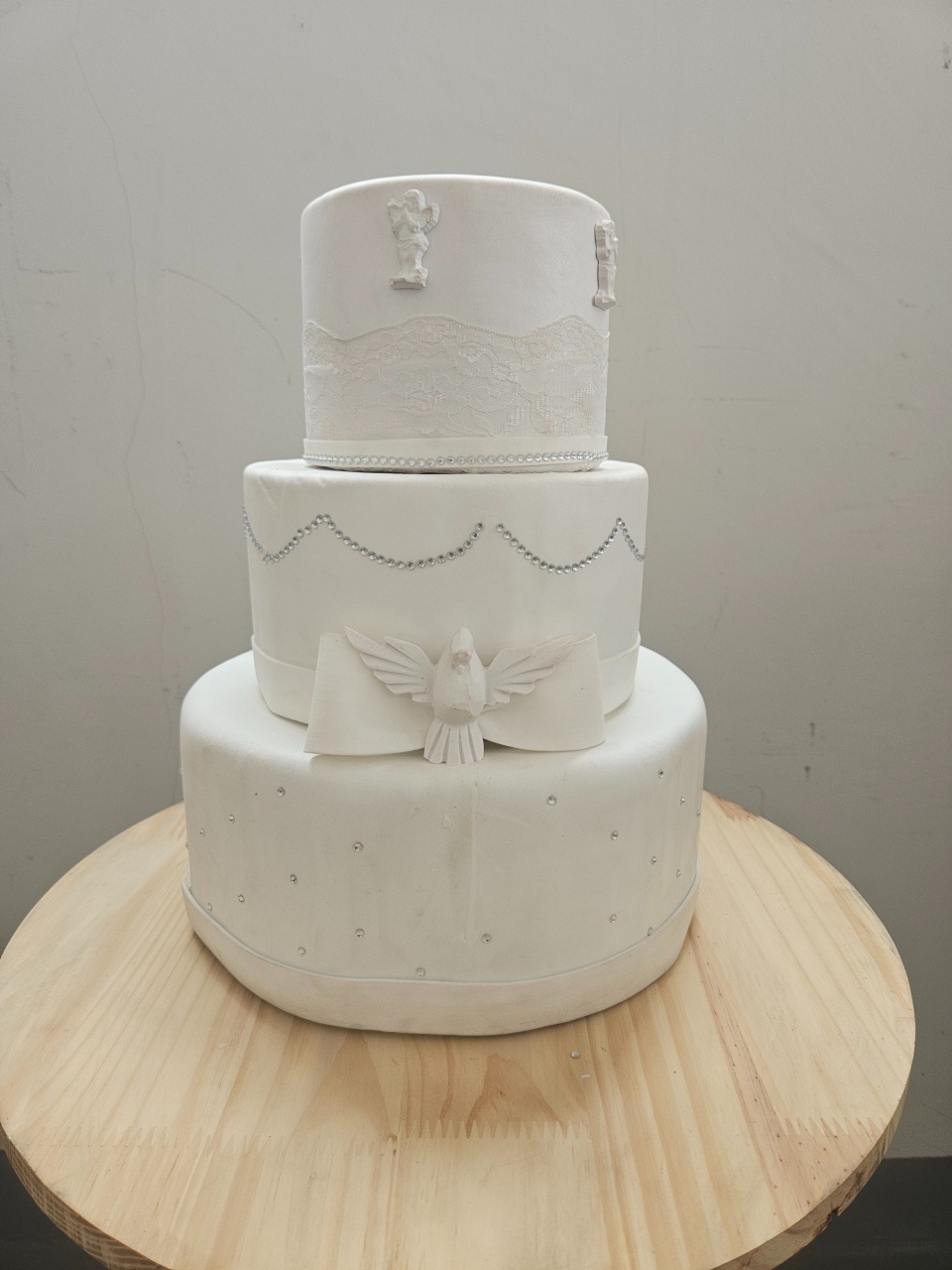 Bolo 3 Camadas Branco Detalhes: Strass E Adereços Em Gesso @ (Batismo, Primeiracomunhão)  - feste_se_peguemonte