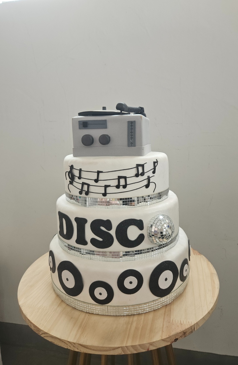 Bolo 3 Camadas Branco Detalhes: Disco @ (Festa Temática)  - feste_se_peguemonte