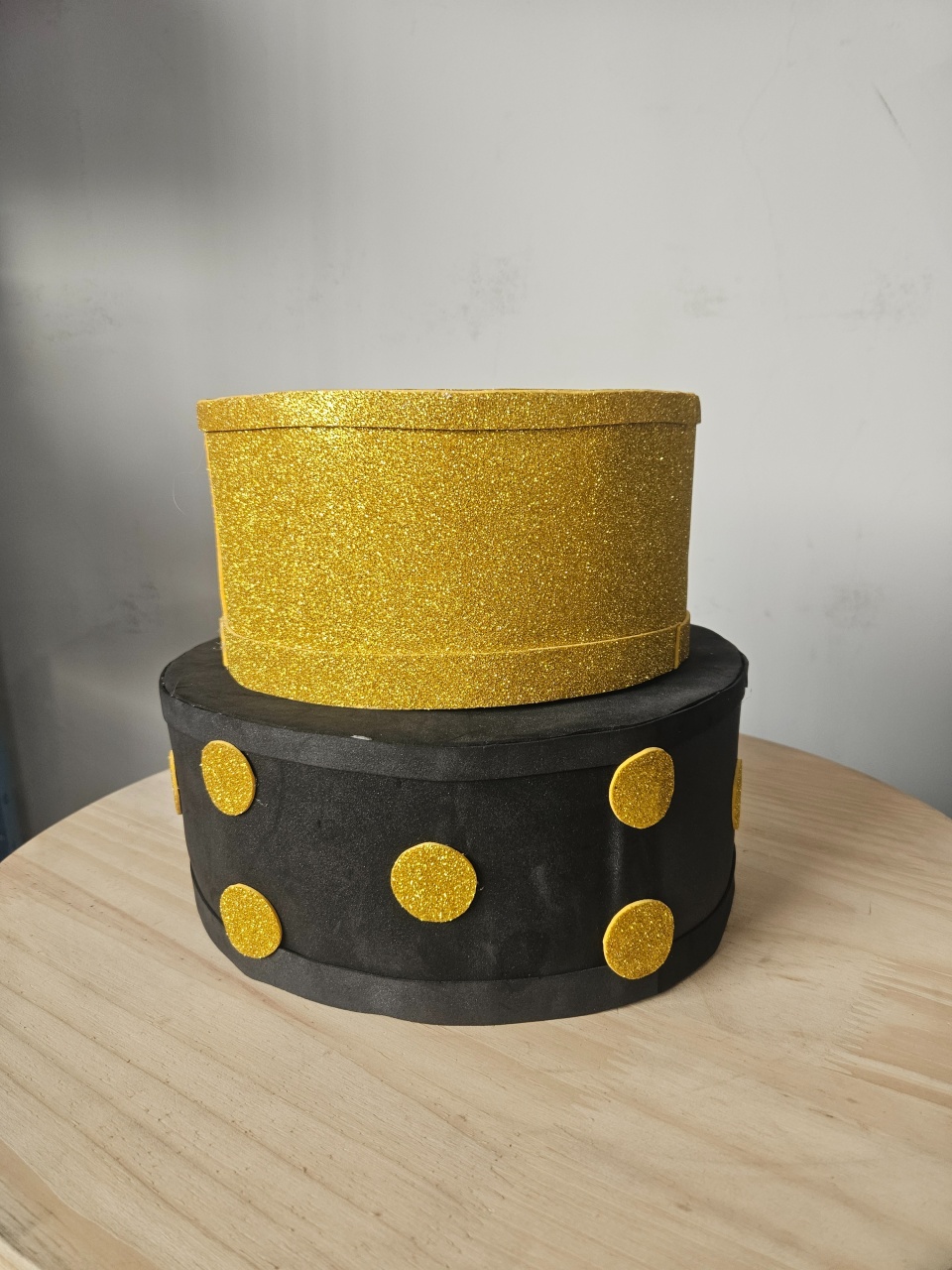 Bolo 2 Camadas Preto E Dourado  - feste_se_peguemonte