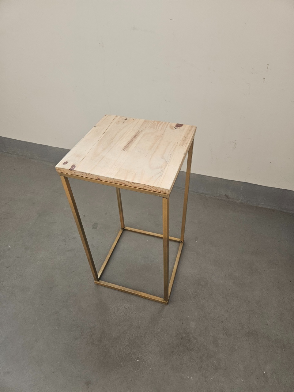 Mesa de Apoio M Dourado  - feste_se_peguemonte