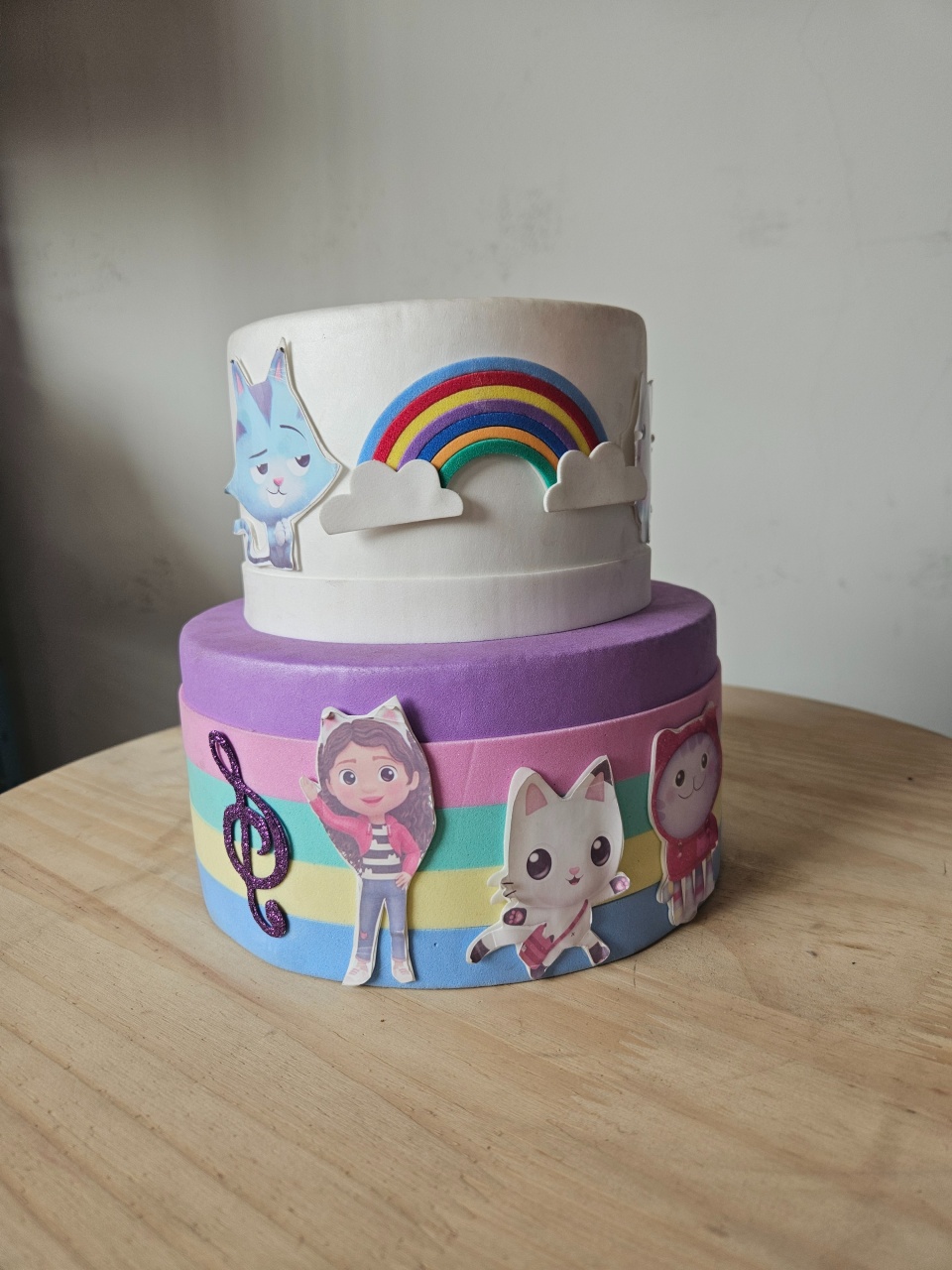 Bolo 2 Camadas Lilás E Branco Tema A Casa Mágica da Gabi@ - feste_se_peguemonte