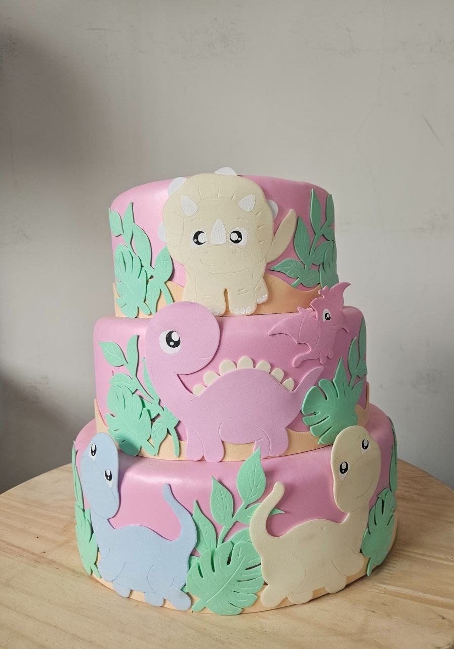 Bolo 3 Camadas Rosa Tema Dinossauros  - feste_se_peguemonte