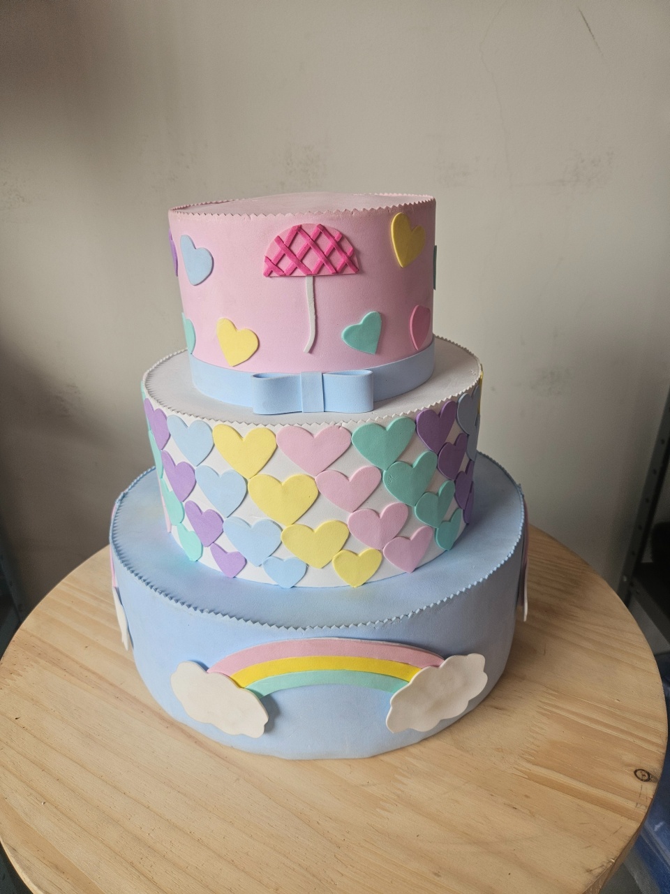 Bolo 3 Camadas Azul Branco Rosa Tema Arco Iris @ - feste_se_peguemonte