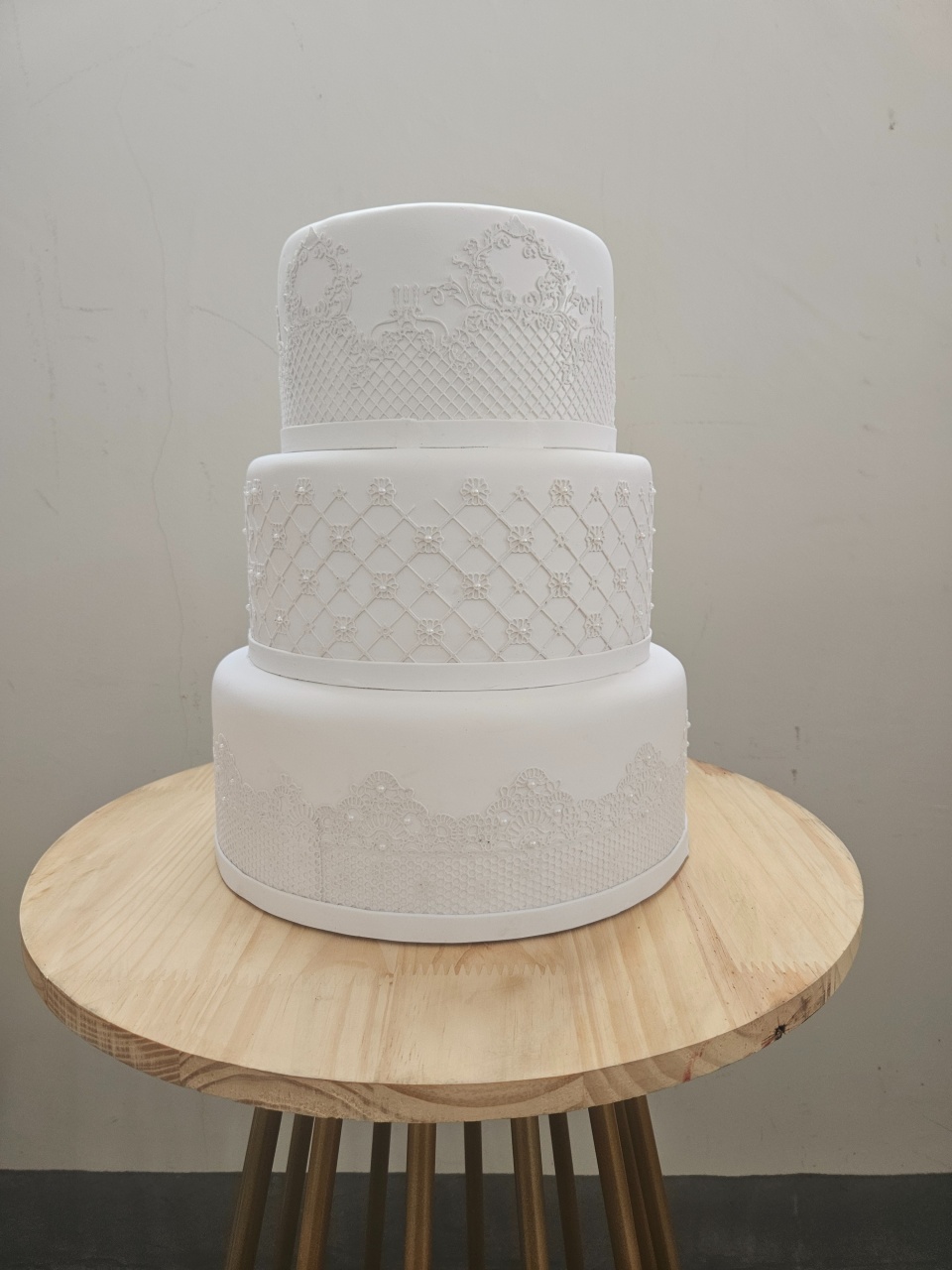 Bolo 3 Camadas Branco Detalhe: Rendado (Casamento,  Bodas, 15 Anos ...)  - feste_se_peguemonte