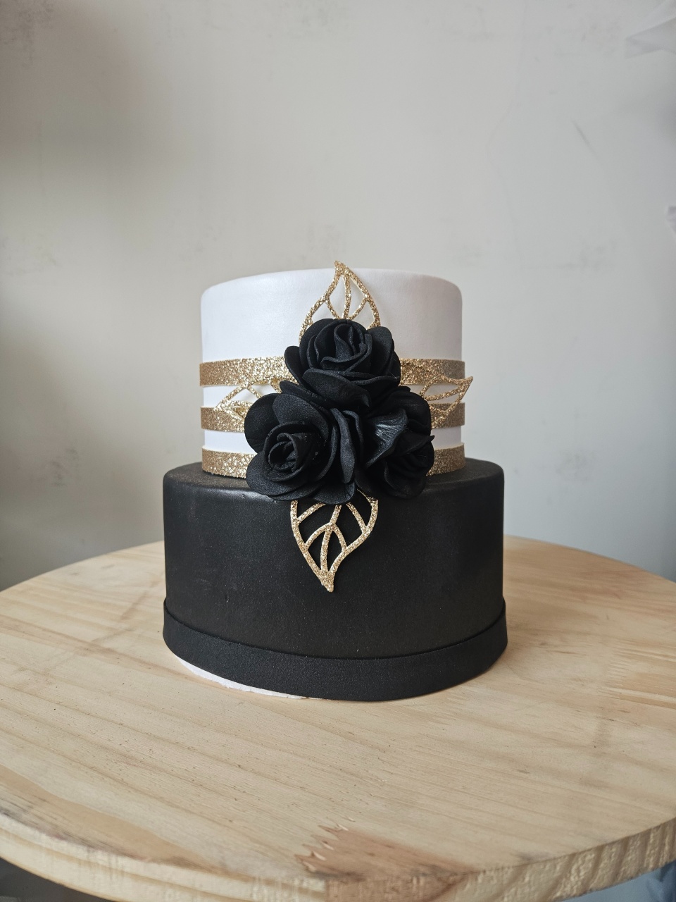 Bolo 2 Camadas Preto E Branco Detalhes Em Dourado Com Flores  - feste_se_peguemonte