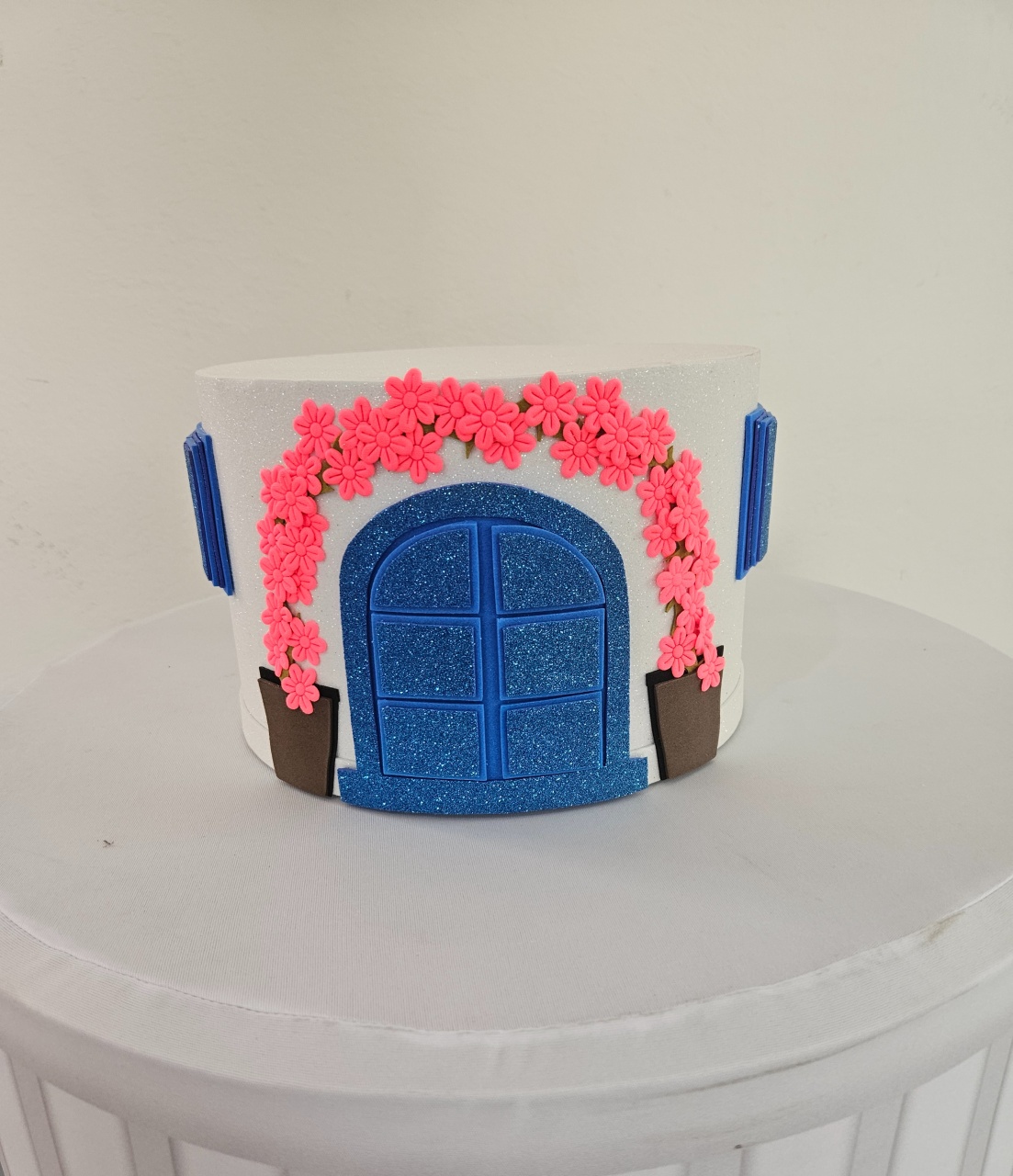 Bolo Branco Com Gliter Janelas Azuis Com Flores Rosas Tema Mamma Mia - feste_se_peguemonte
