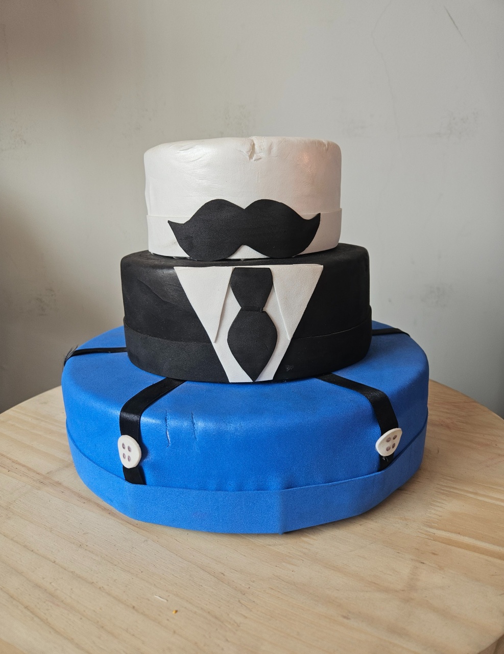 Bolo 3 Camadas Azul Preto Branco Tema O Poderoso Chefinho@ - feste_se_peguemonte