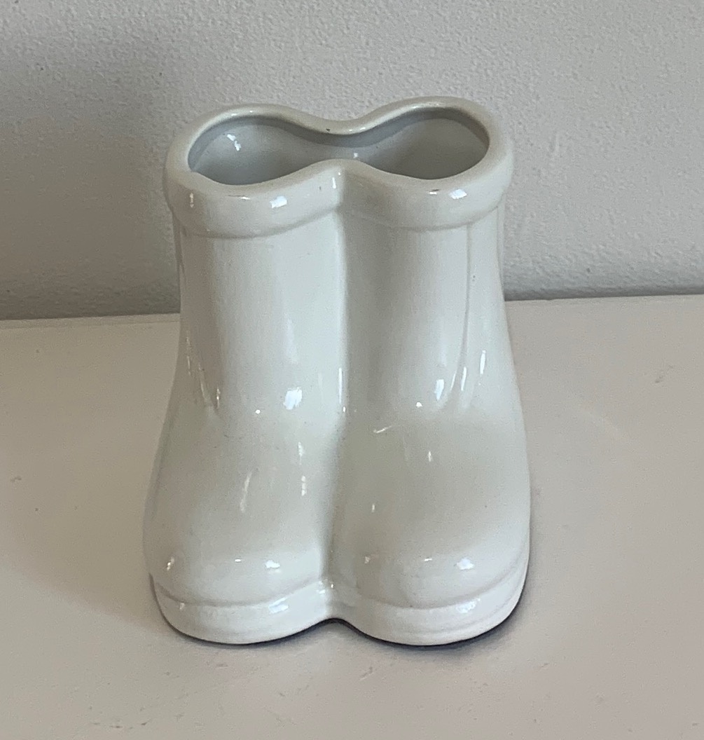 Vaso de Flor Botinha Branco - Fernanda da Silveira Cavalheiro 