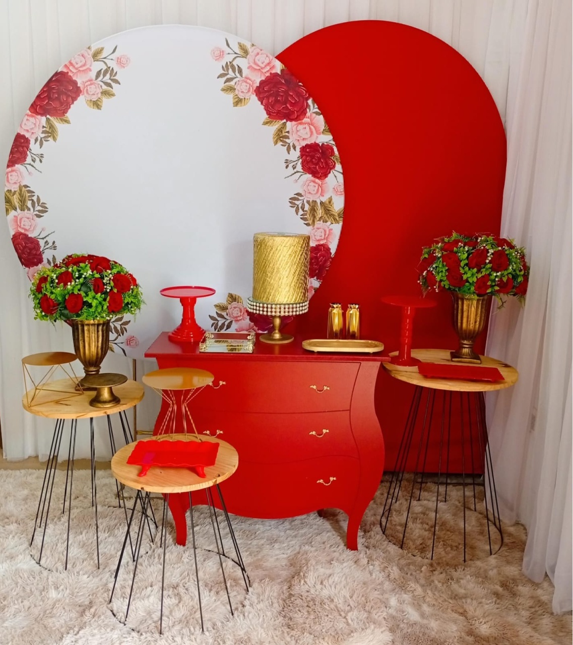 Rosas Vermelhas E Dourado - Três Marias Festas