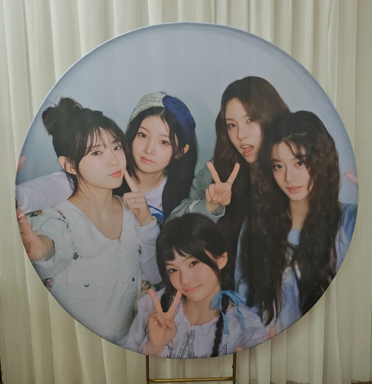 Painel Sublimado Kpop Illit - Três Marias Festas