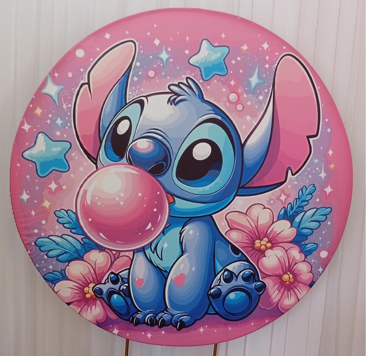 Painel Sublimado Stitch Chiclé - Três Marias Festas
