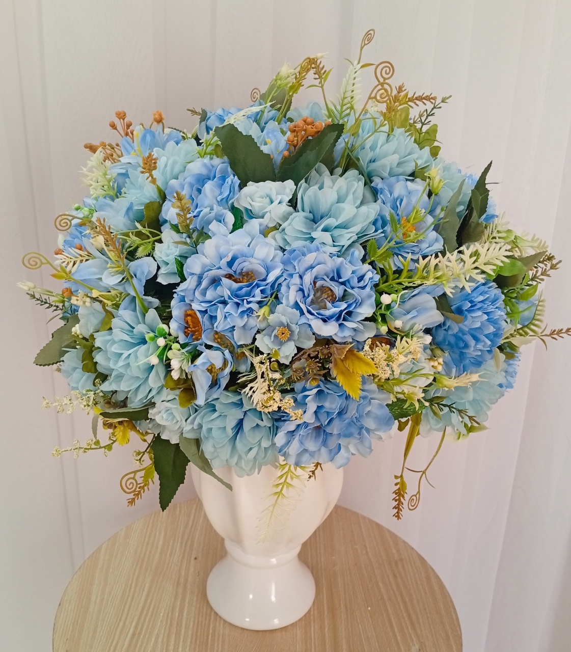 Arranjo Floral Permanente Flores  Azul E Branco - Três Marias Festas