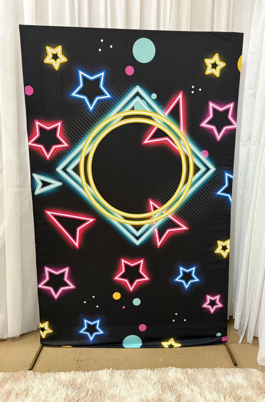 Capa Painel Romano Estrelas, Neon, Balada, Tik Tok - Três Marias Festas