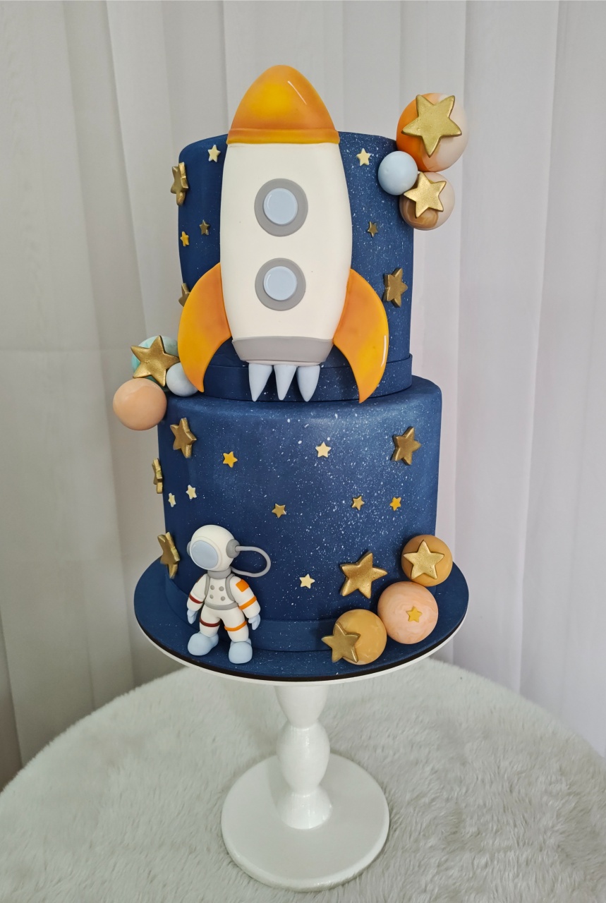 Bolo Planeta (Astronauta) - Três Marias Festas