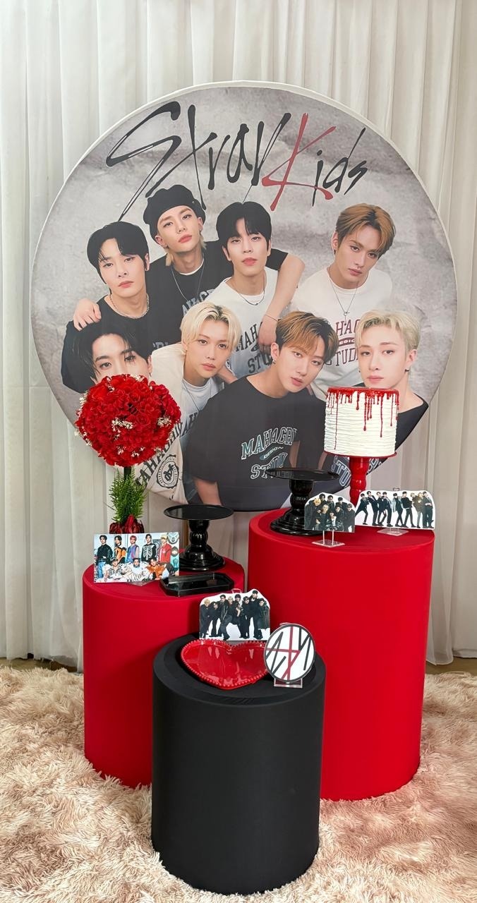 Stray Kids - Três Marias Festas