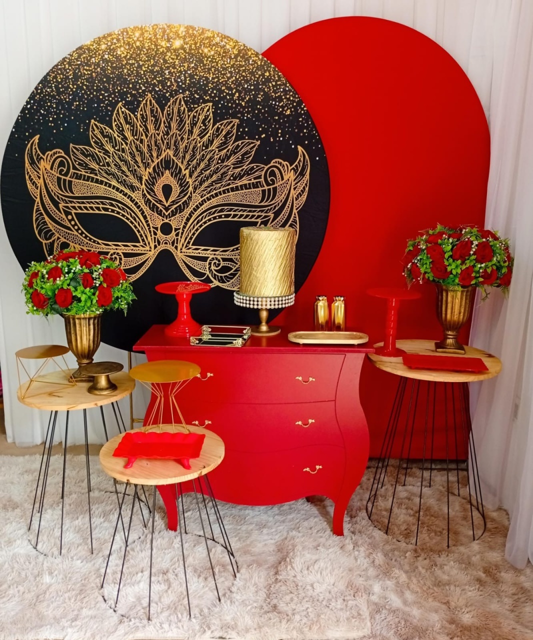 Máscara Vermelho E Dourado - Três Marias Festas