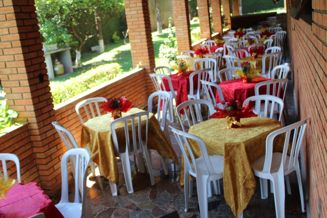 Toalha de Mesa Dourada - Três Marias Festas