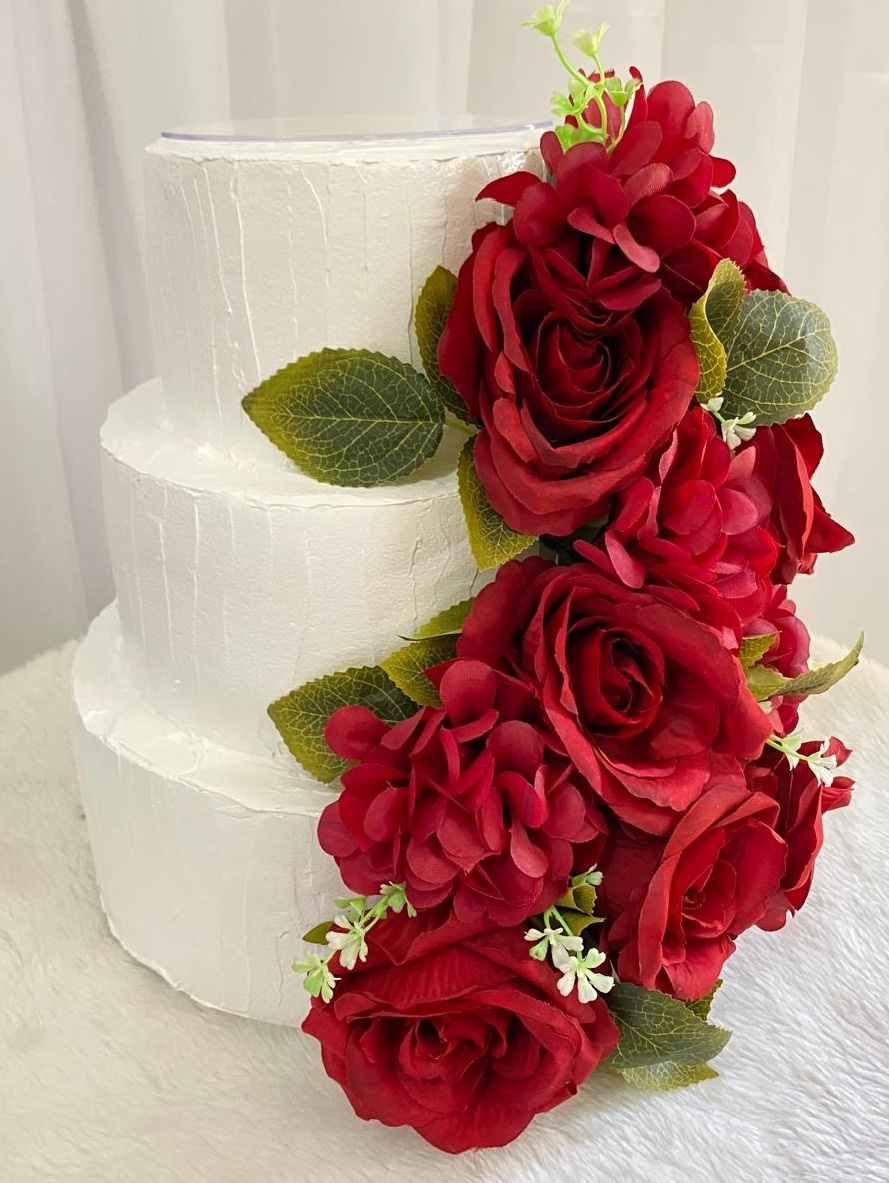 Branco Rosas Vermelhas  - Três Marias Festas