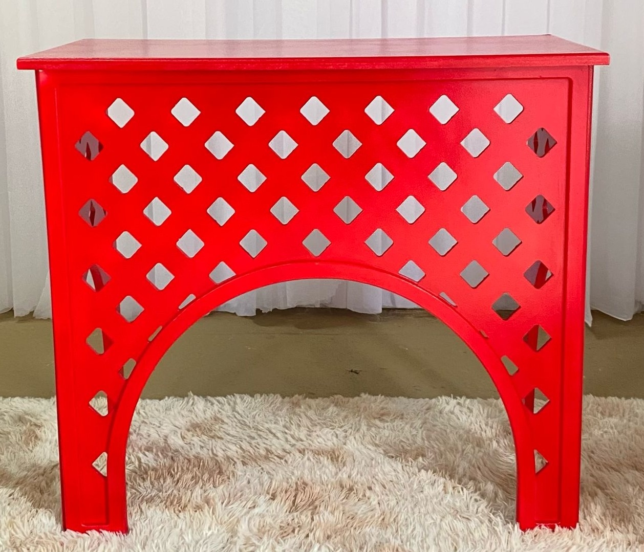Cômoda Bombe Portal Vermelho - Três Marias Festas