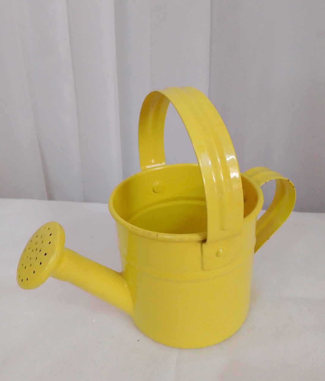 Regador Amarelo de Aço - Três Marias Festas
