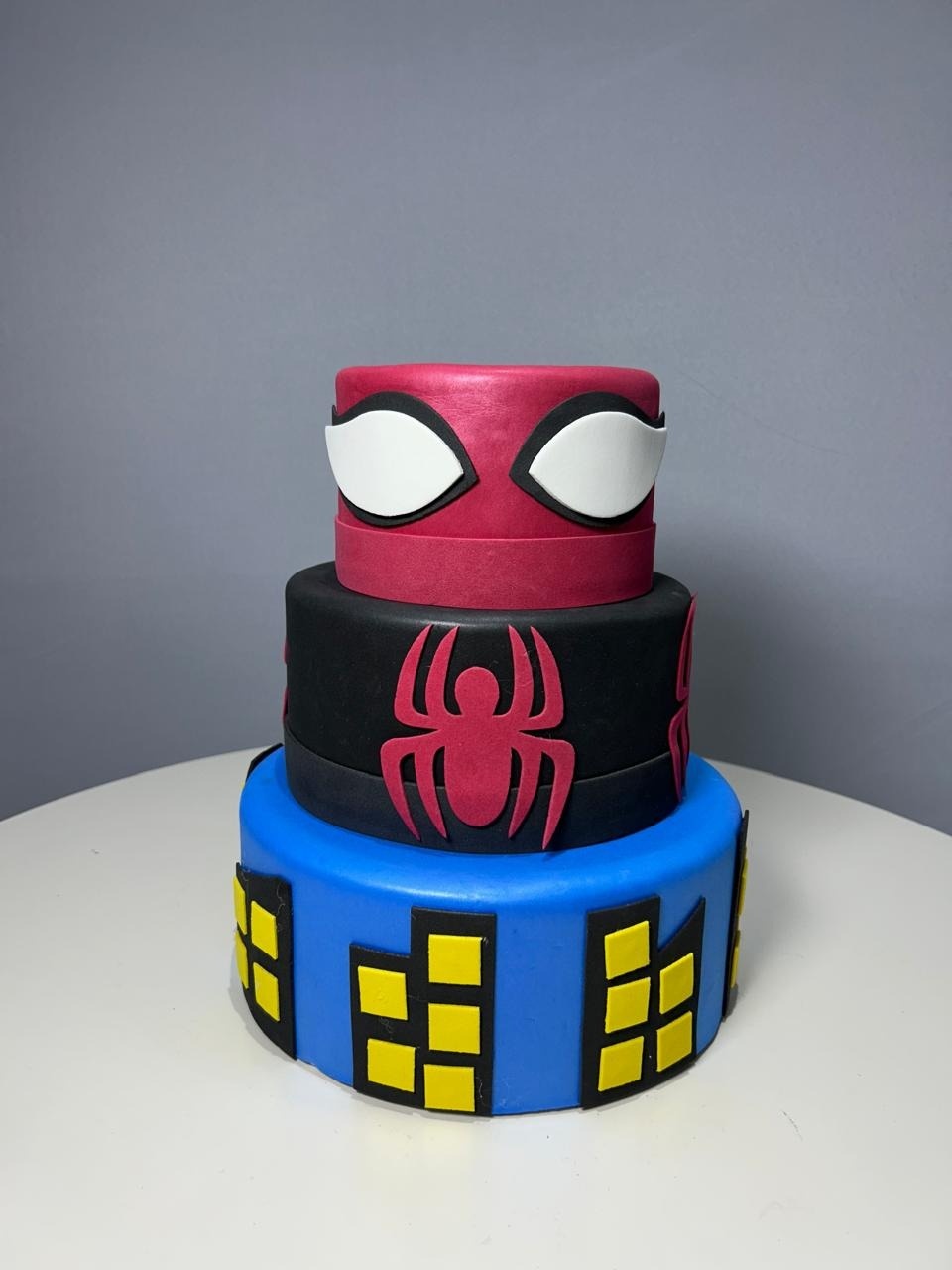 Bolo Fake Homem Aranha - MAMÃE DECORA KIT PEGUE E MONTE 