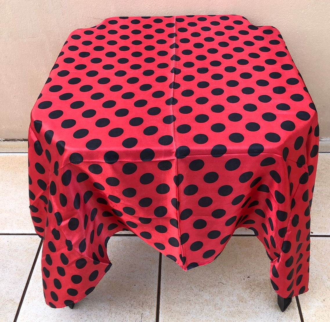 Forro Quadrado Bolado Vermelho Com Bola Preta 140X140Cm - FOCUSEVENTOSJATAI