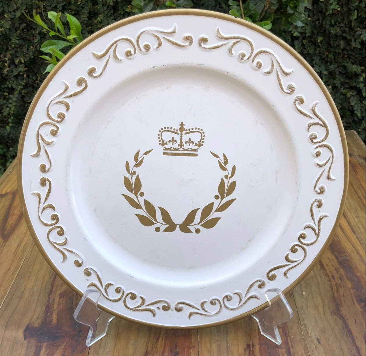 Sousplat Branco Coroa Arabesco Dourado Redondo 33Cms - FOCUSEVENTOSJATAI