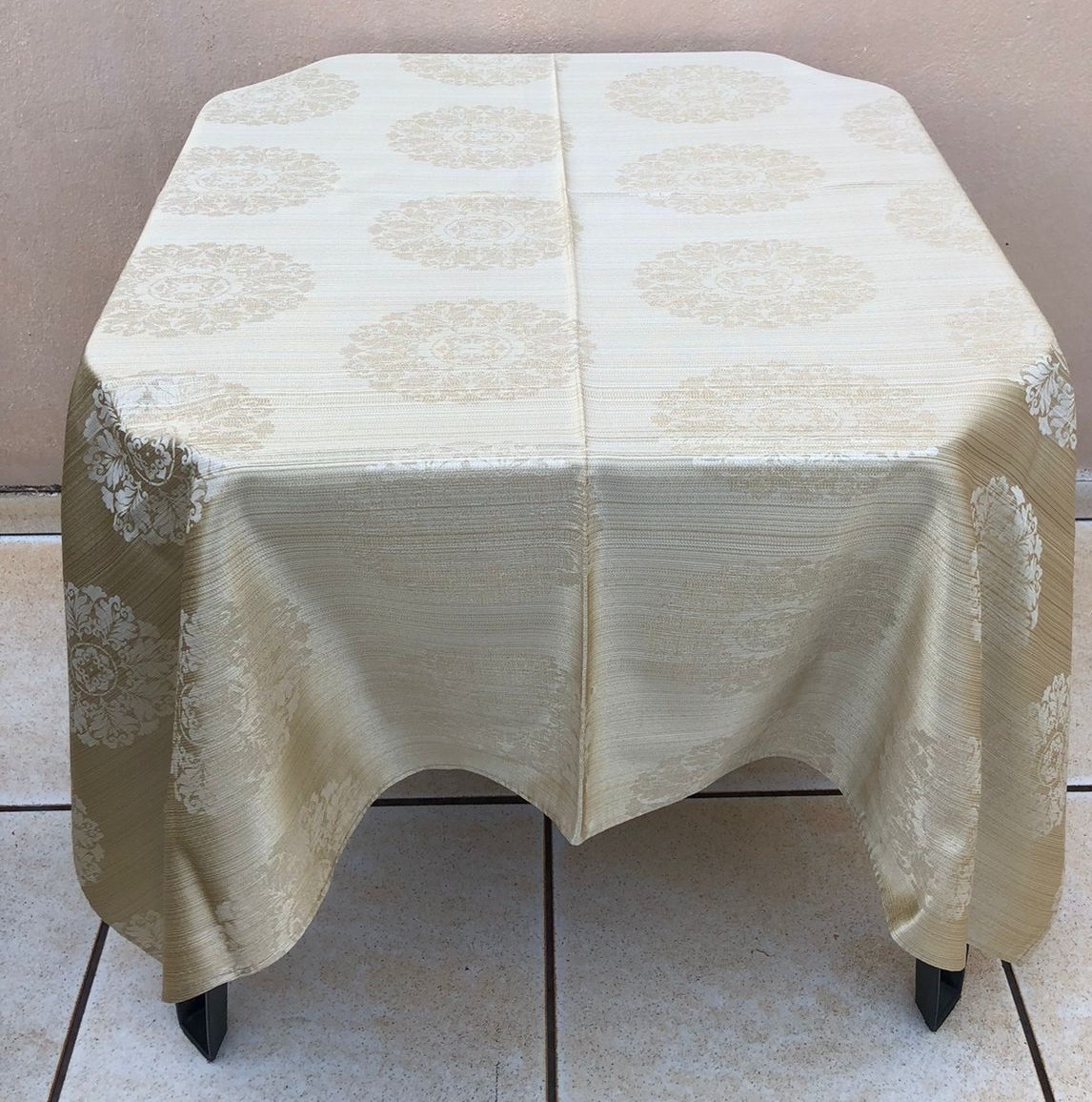 Forro Quadrado Medalhão Dourado 140X140Cm - FOCUSEVENTOSJATAI