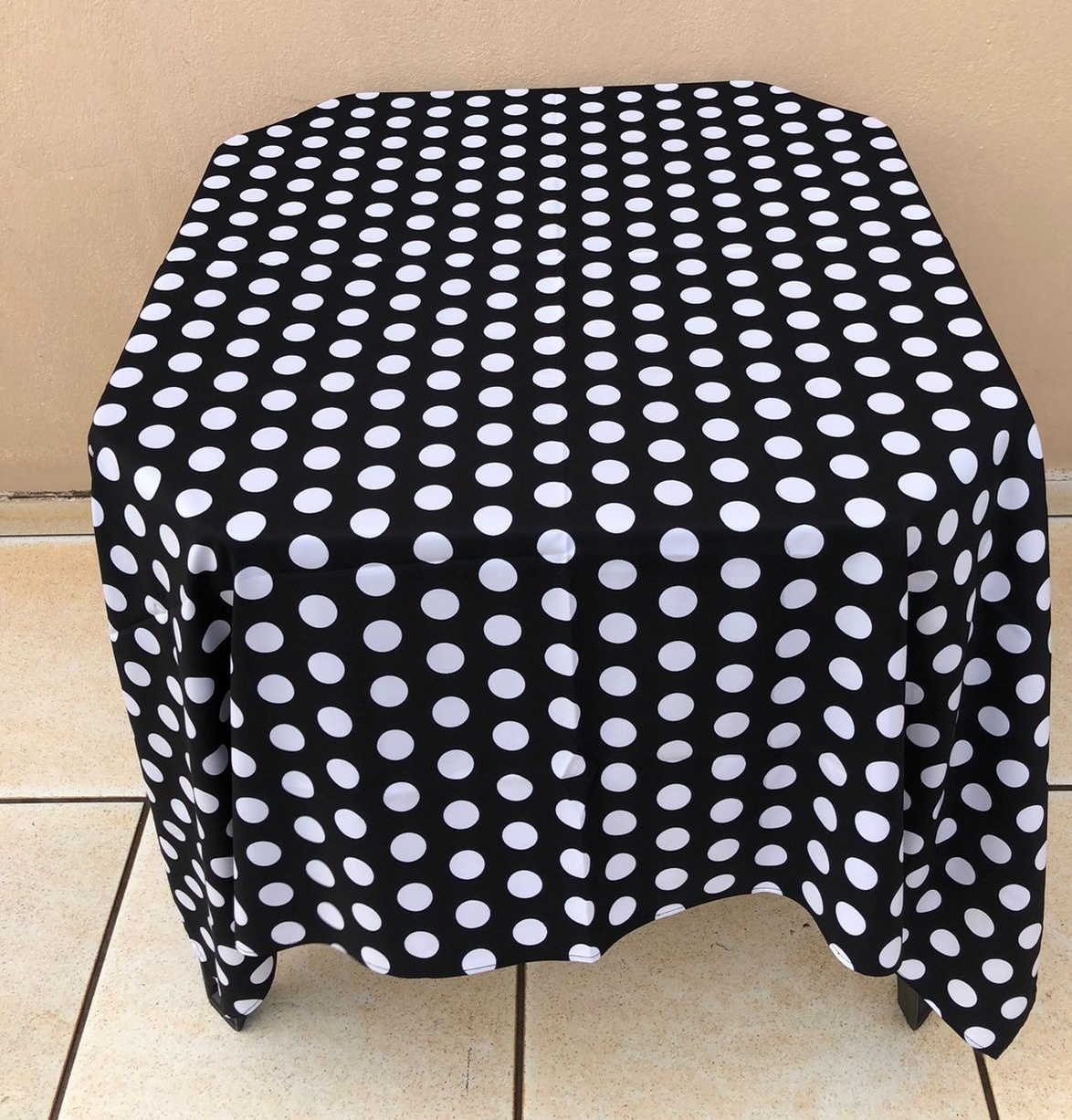 Forro Quadrado Bolado Preto Com Bola Branca Microfibra 140X140Cm - FOCUSEVENTOSJATAI