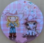 Boiadeira Loirinha E  Vaquinha Rosa Painel Redondo 150Cm - imagem 2