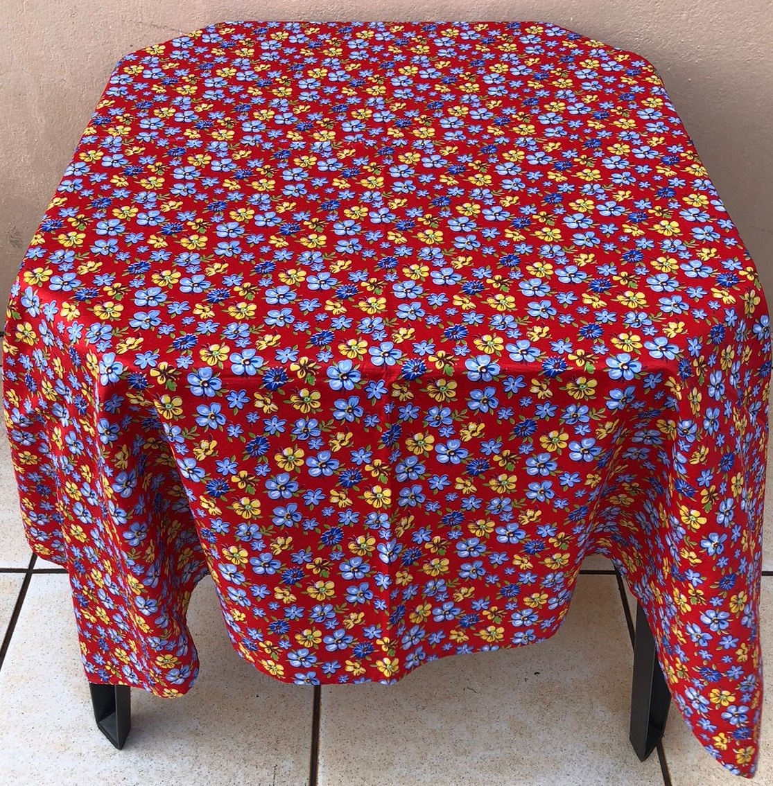 Forro Quadrado Floral Vermelho E Mini Flores Azul Amarelo Xitão Poliester 140X140Cm - FOCUSEVENTOSJATAI