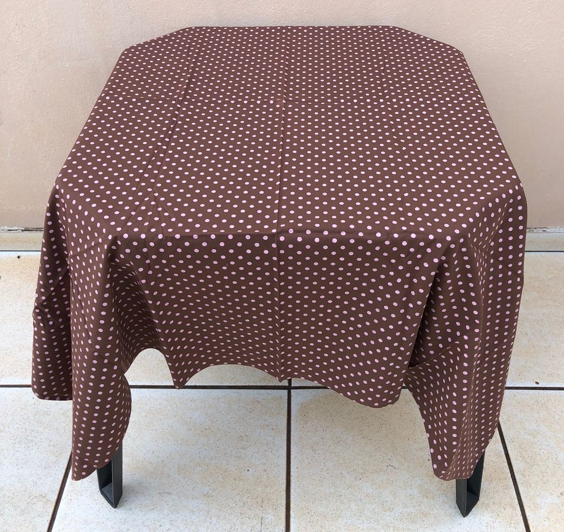 Forro Quadrado Poá Marron Com Bola Rosa 140X140Cm - FOCUSEVENTOSJATAI