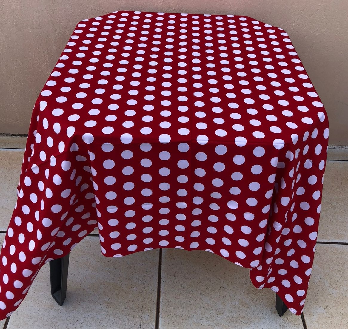 Forro Quadrado Bolado Vermelho Com Bola Branca Microfibra 140X140Cm - FOCUSEVENTOSJATAI
