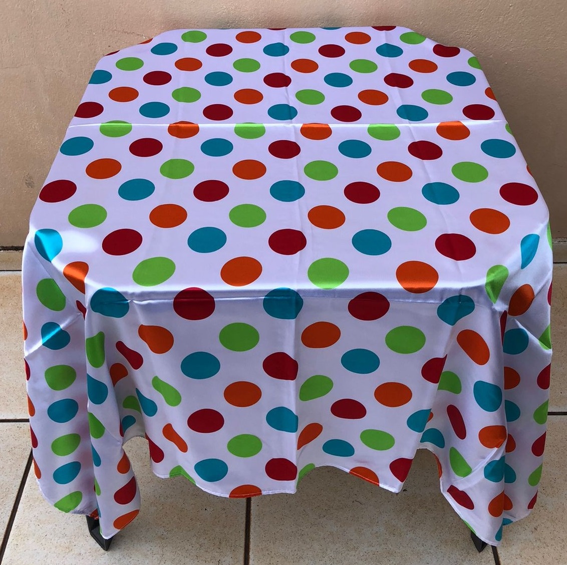 Forro Quadrado Bolado Branco Bola Coloridas Cetim 140X140Cm - FOCUSEVENTOSJATAI