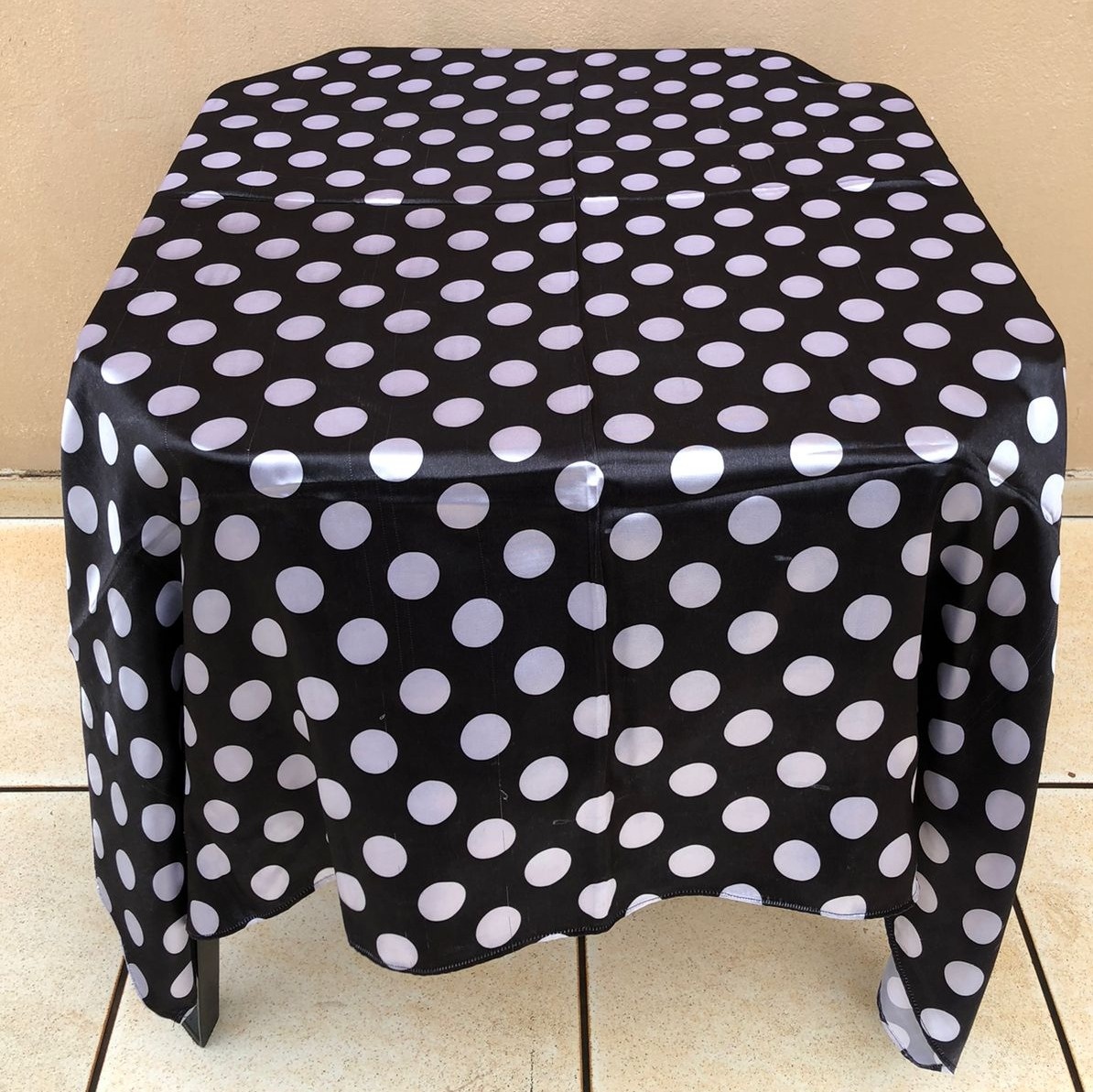 Forro Quadrado Bolado Preto Com Bola Branca Cetim 140X140Cm  - FOCUSEVENTOSJATAI