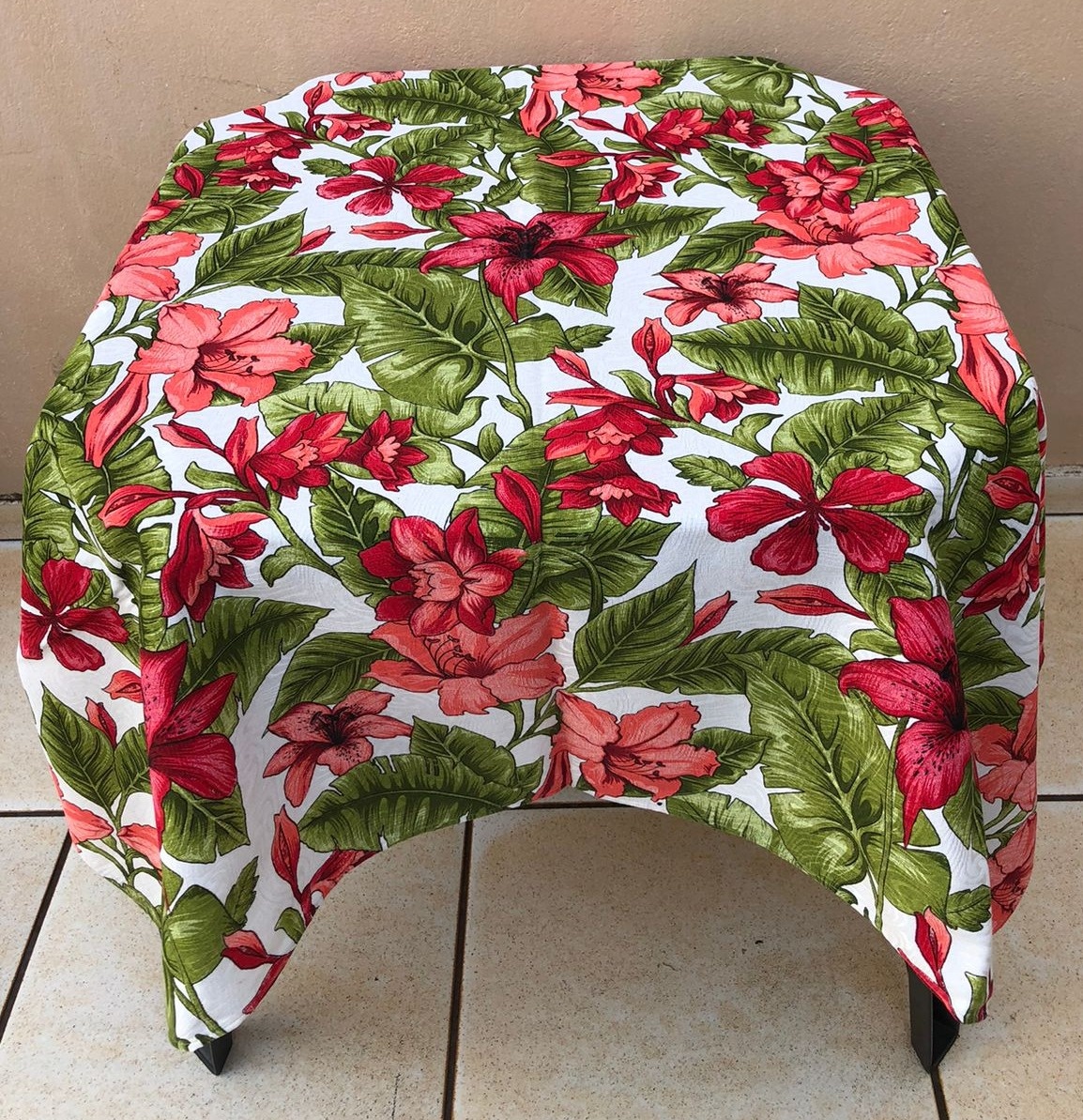 Forro Quadrado Floral Lirio E Hisbisco Vermelho Gorgurinho 140X140Cm - FOCUSEVENTOSJATAI