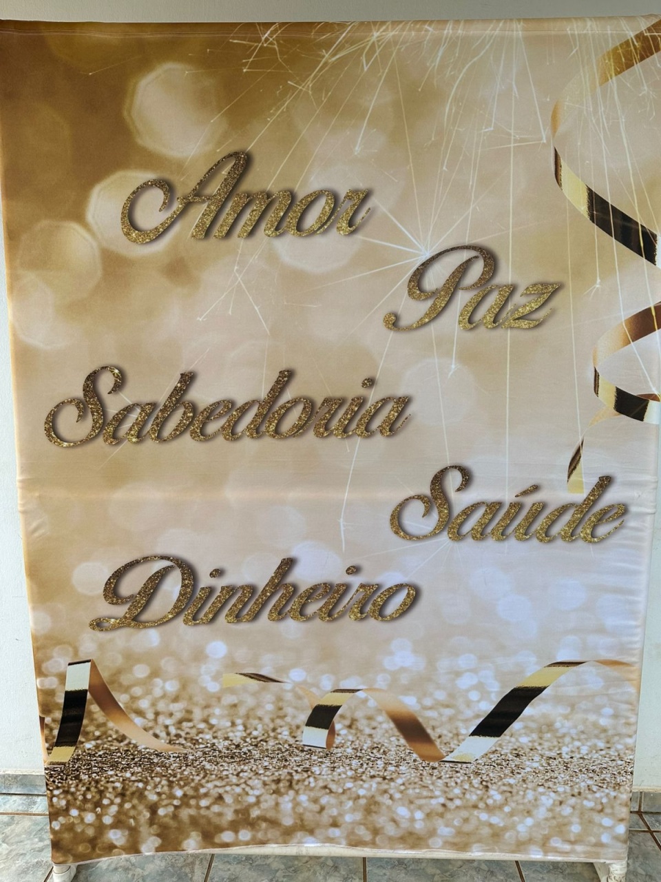 Ano Novo Glitter Dourado Amor Paz Sabedoria  Painel Retangular 220X150Cms Fundo Marron Claro Liso - FOCUSEVENTOSJATAI