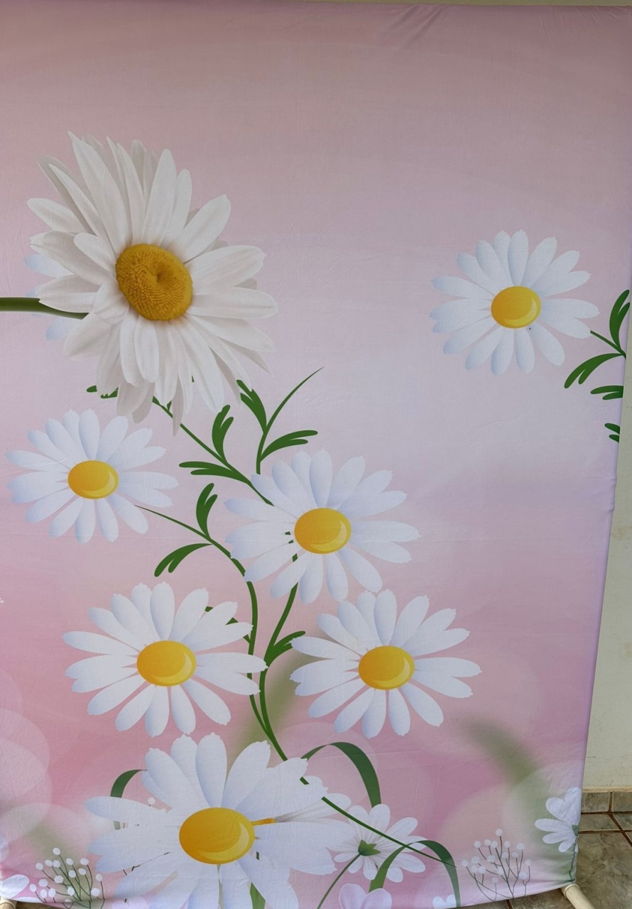 Margarida 3D Fundo Rosa Painel Retangular 220X150Cm  Fundo Amarelo Claro Liso - FOCUSEVENTOSJATAI