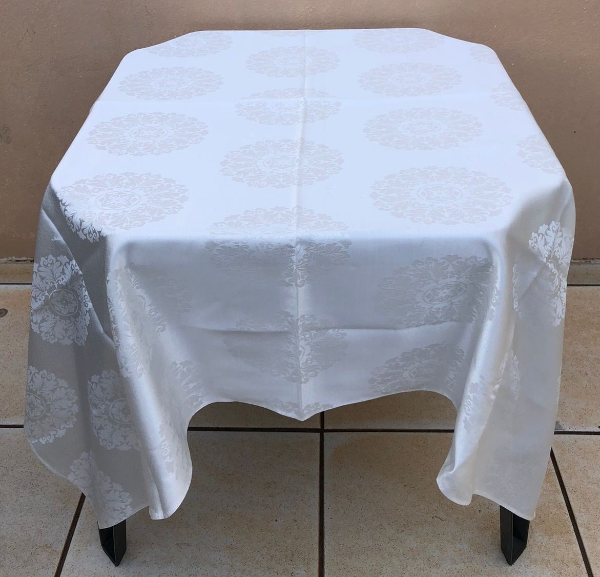 Forro Quadrado Branco Perolado Medalhão 140X140Cm - FOCUSEVENTOSJATAI