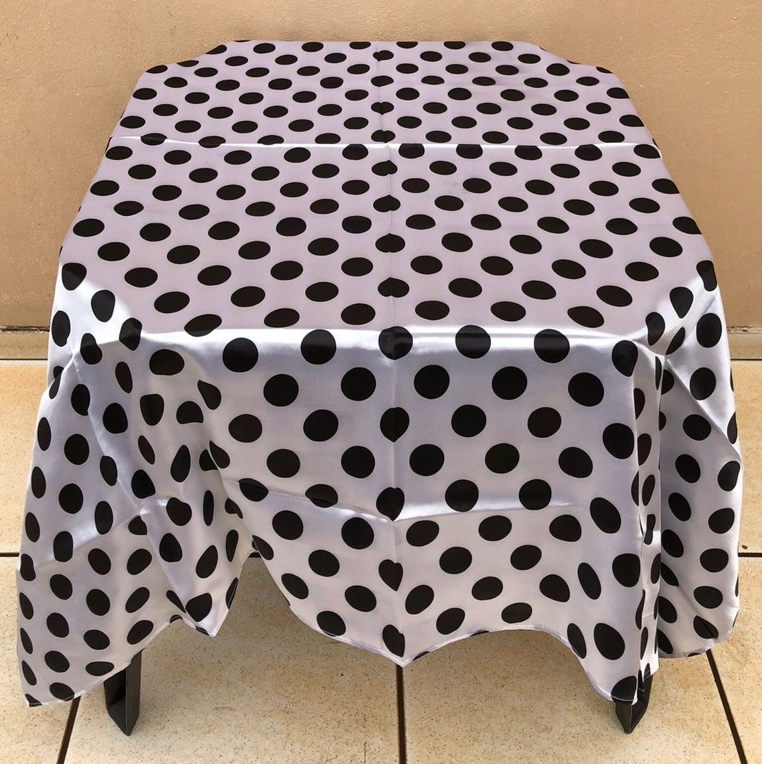 Forro Quadrado Bolado Branco Bola Preta Cetim 140X140Cm - FOCUSEVENTOSJATAI
