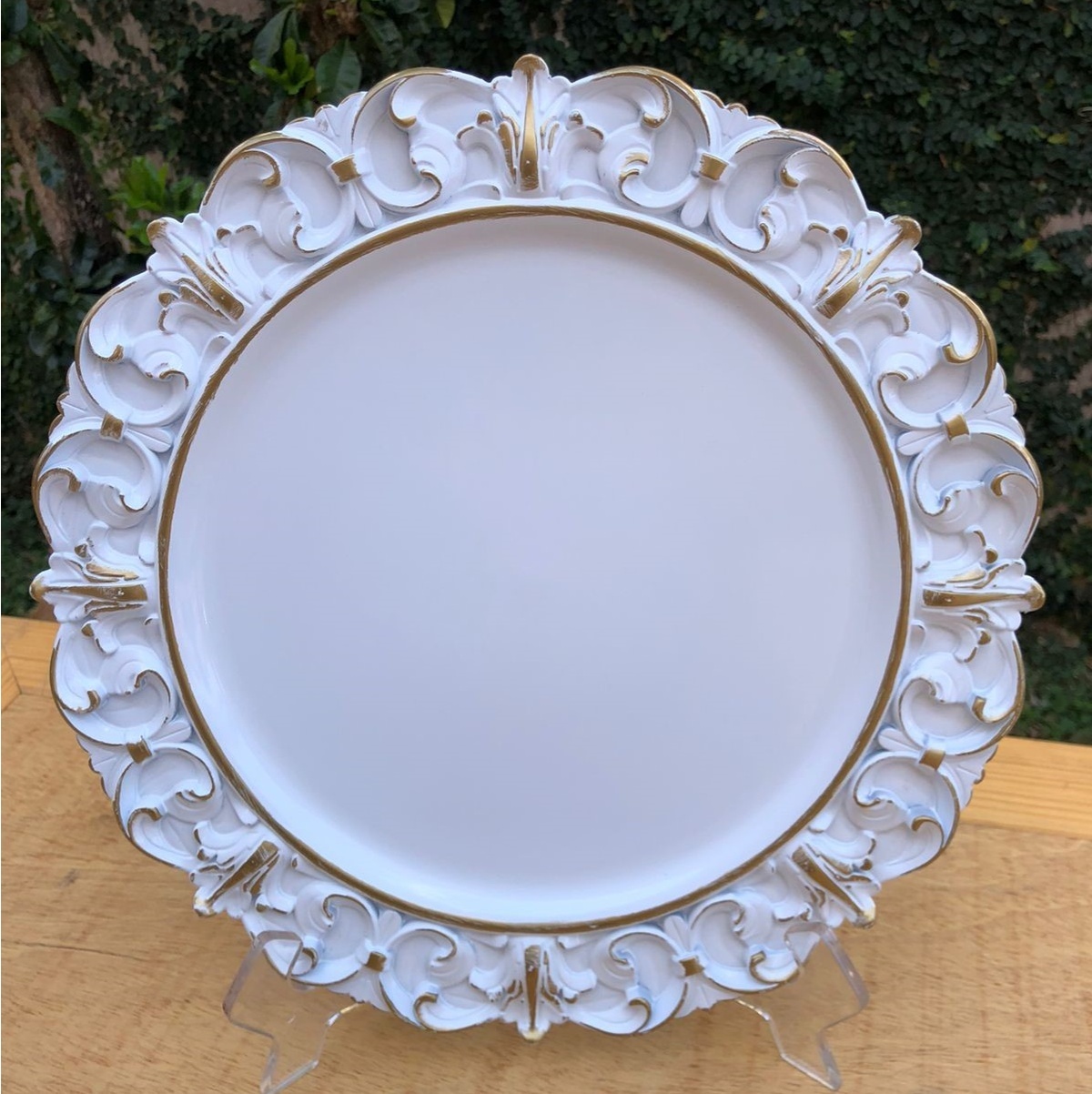 Sousplat Branco Dourado Imperial Arabesco Redondo 35Cms - FOCUSEVENTOSJATAI