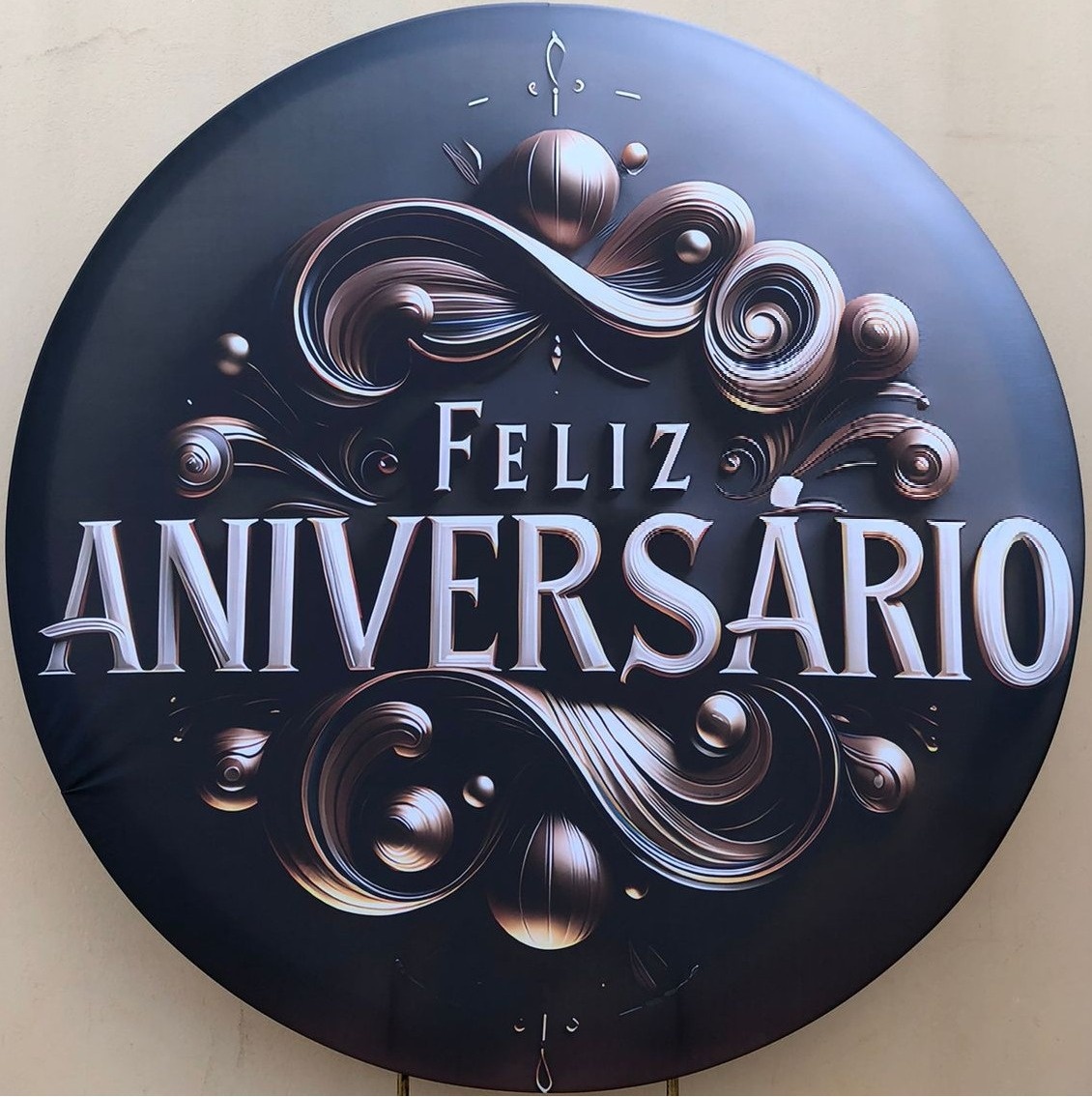 Feliz Aniversario 3D Arabesco Marron Painel Redondo 150Cm - FOCUSEVENTOSJATAI