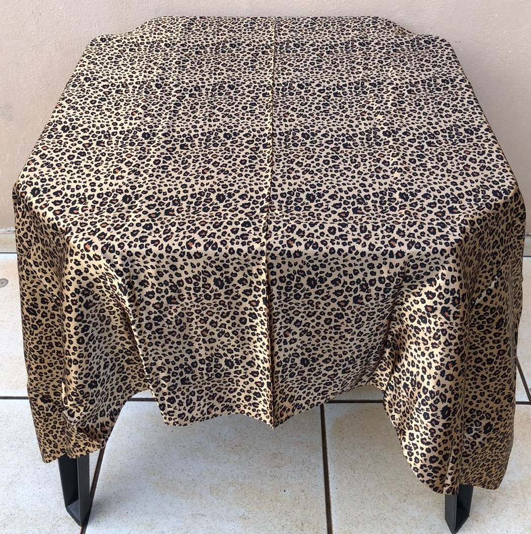 Forro Quadrado Selvagem Onça Escuro Cetim 140X140Cm - FOCUSEVENTOSJATAI
