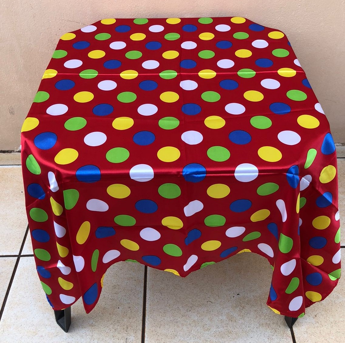 Forro Quadrado Bolado Vermelho Com Bolas Coloridas 140X140Cm - FOCUSEVENTOSJATAI